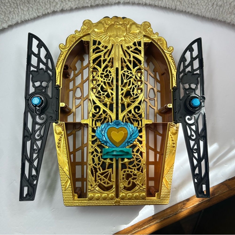 Monster High Skulltimate Secrets Monster Mysteries coffin closet NO ACCESSORIES